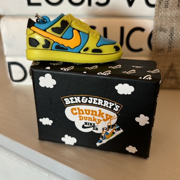 RUBBER KEYCHAIN, COMES WITH BOX - Picture 2 of 4